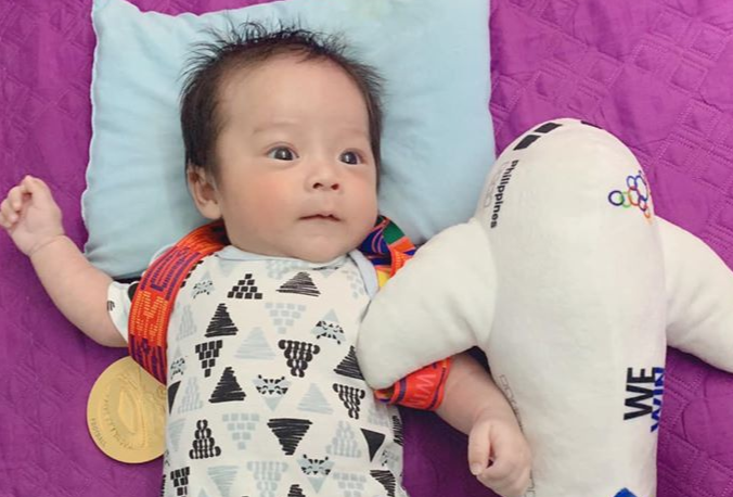 Do Hung Dung mang HCV SEA Games ve tang con trai hinh anh