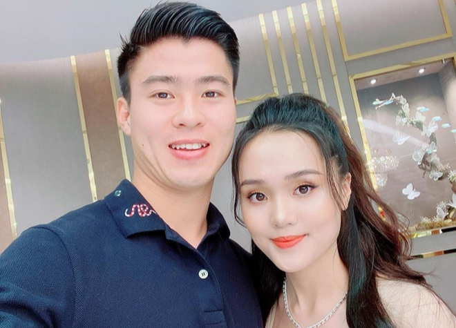 Duy Manh va ban gai khoe so huu giay hoa cuc cua G-Dragon hinh anh