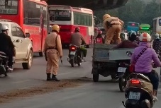 CSGT Ha Noi don vet dau nhot bi do giua duong hinh anh