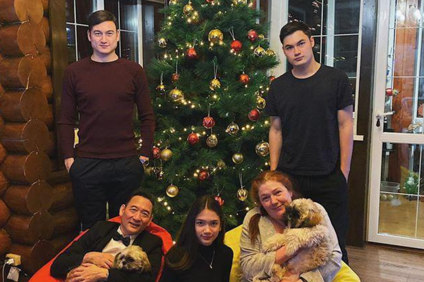 Gia dinh Van Lam chup hinh ngay dau nam moi giong het 2 nam truoc hinh anh