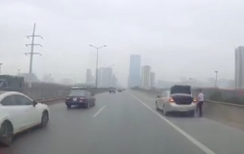 Tai xe giup nguoi la thay lop oto bi hong doc duong hinh anh