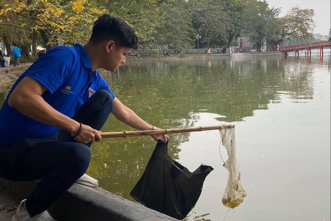 Co truong 8X tham gia nhat tui nylon ngay ong Cong ong Tao hinh anh