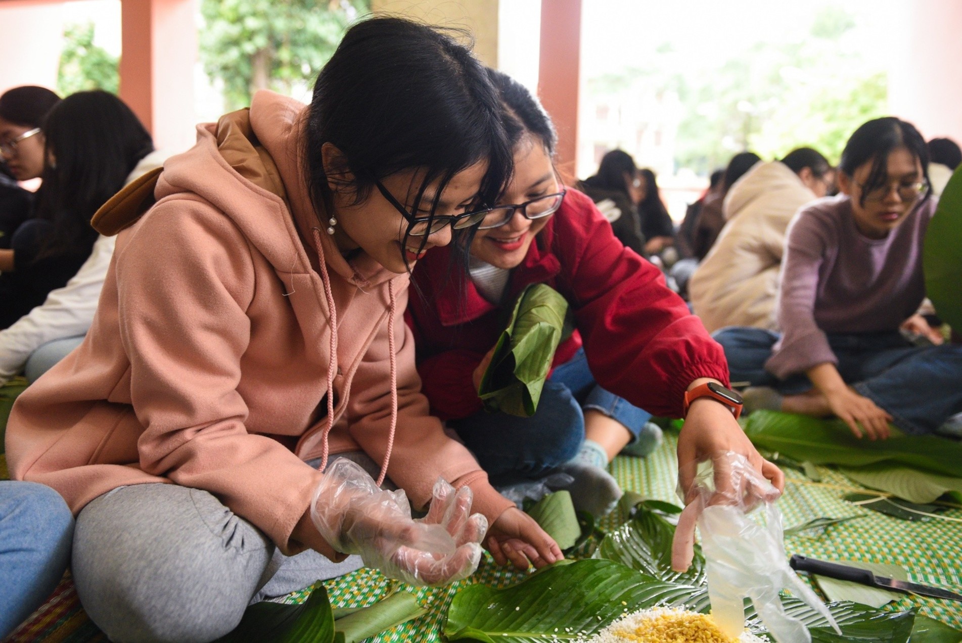 Dan mang thi nhau khoe anh goi banh chung don Tet hinh anh