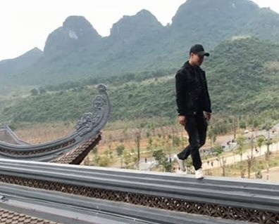 Chang trai bi chi trich vi treo len mai chua Tam Chuc chup anh song ao hinh anh