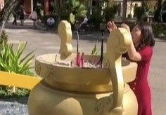 Hinh anh xau dau nam: Treo mai chua, dat chan may anh trong lu huong hinh anh