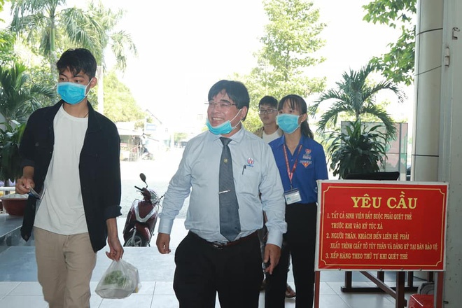 thay hieu truong phat khau trang anh 4