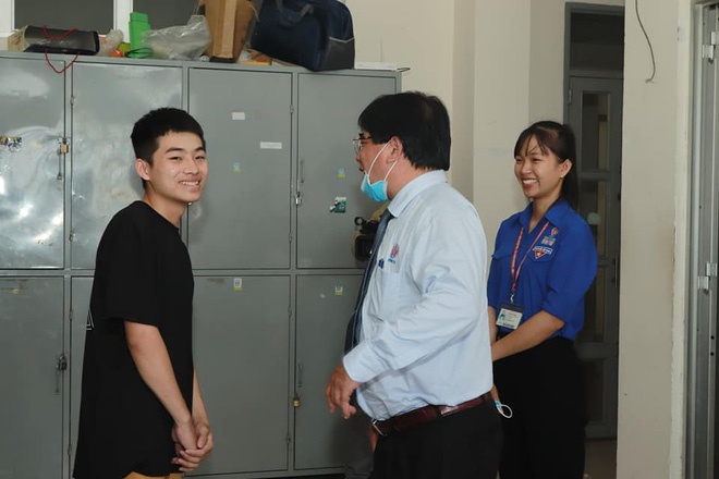 thay hieu truong phat khau trang anh 3