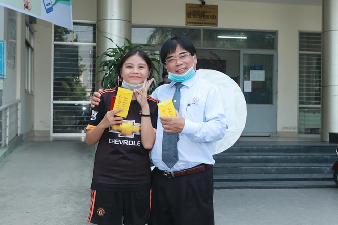 thay hieu truong phat khau trang anh 2