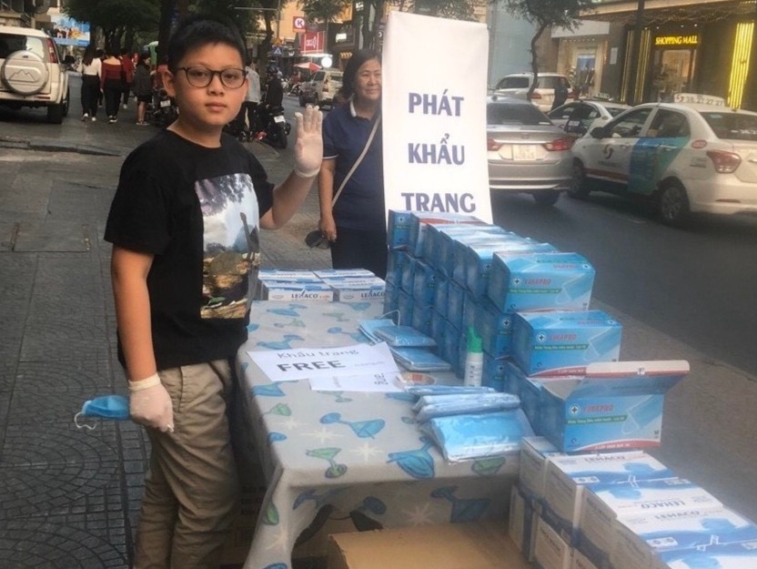 Be 12 tuoi o TP.HCM danh toan bo li xi mua khau trang, phat mien phi hinh anh