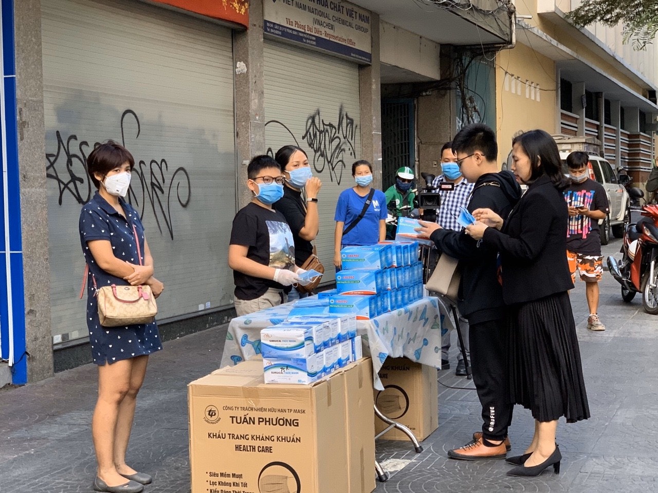 bỏ tiền lì xì mua khẩu trang ảnh 2 bo tien li xi mua khau trang anh 2