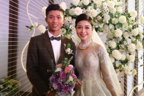 Van Duc, Bui Tien Dung tang vang, dien thoai cho vo ngay via Than Tai hinh anh
