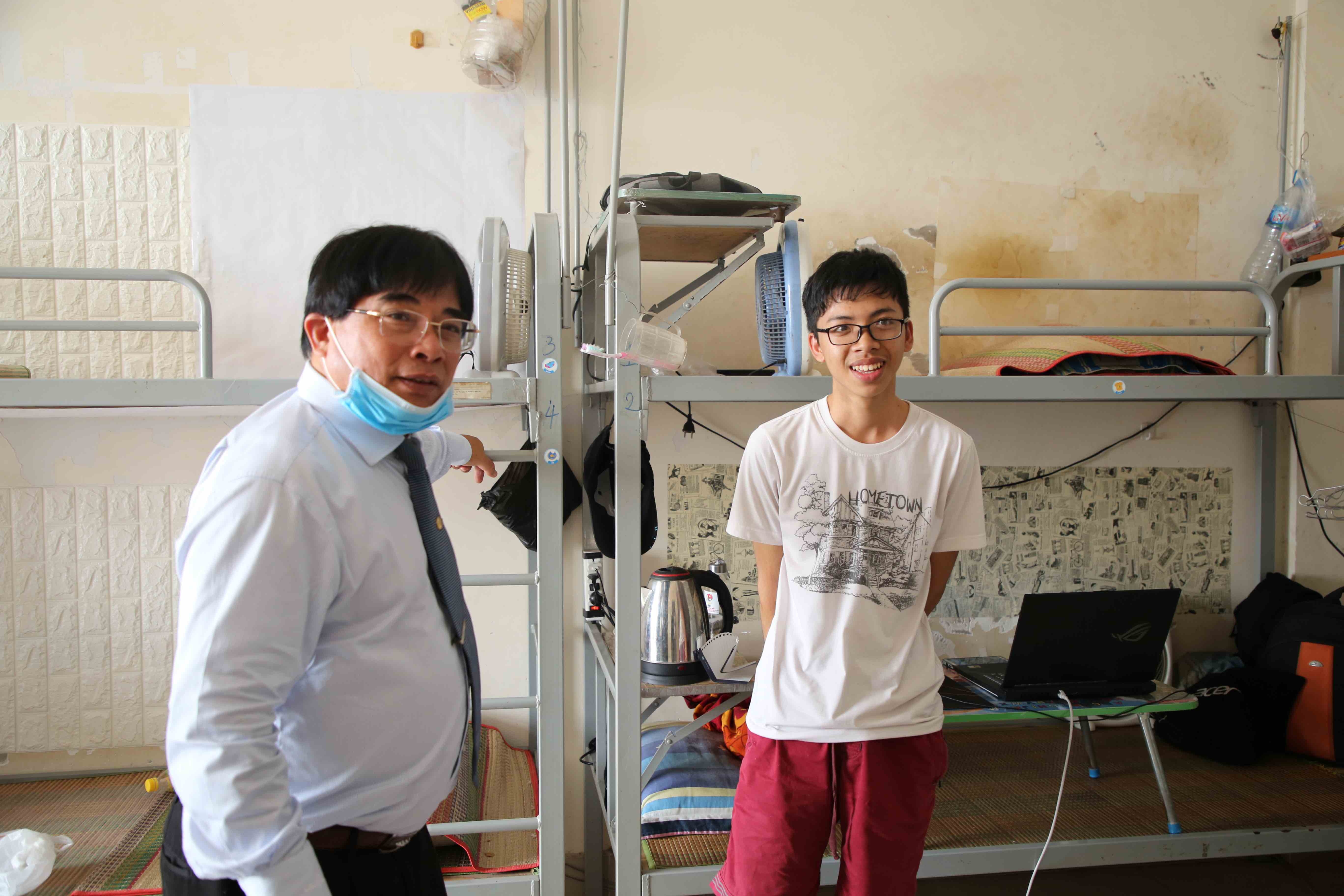 thay hieu truong phat khau trang anh 1