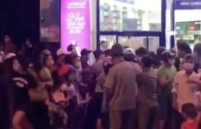 Hai nguoi phu nu au da de tranh gianh hop khau trang hinh anh