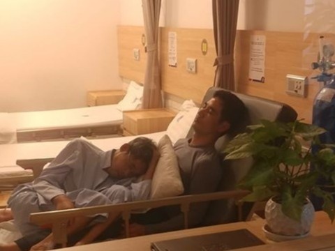 Con trai om nguoi cha dau om vao long, thiep di tren giuong benh hinh anh