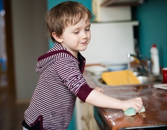 Con nghi hoc vi dich corona, cha me phai lam gi neu tre o nha mot minh hinh anh