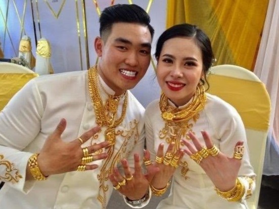 Co dau chu re deo vang day nguoi, nhan 2,5 ty trong dam cuoi o TP.HCM hinh anh