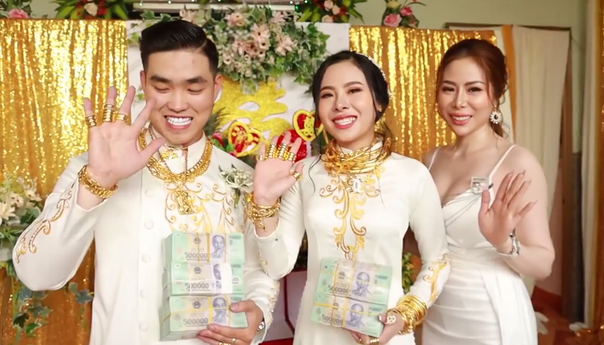 chi gai trao 49 cay vang anh 4