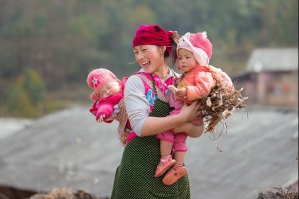 Nguoi me H'Mong co nu cuoi rang ro o Dong Van hinh anh