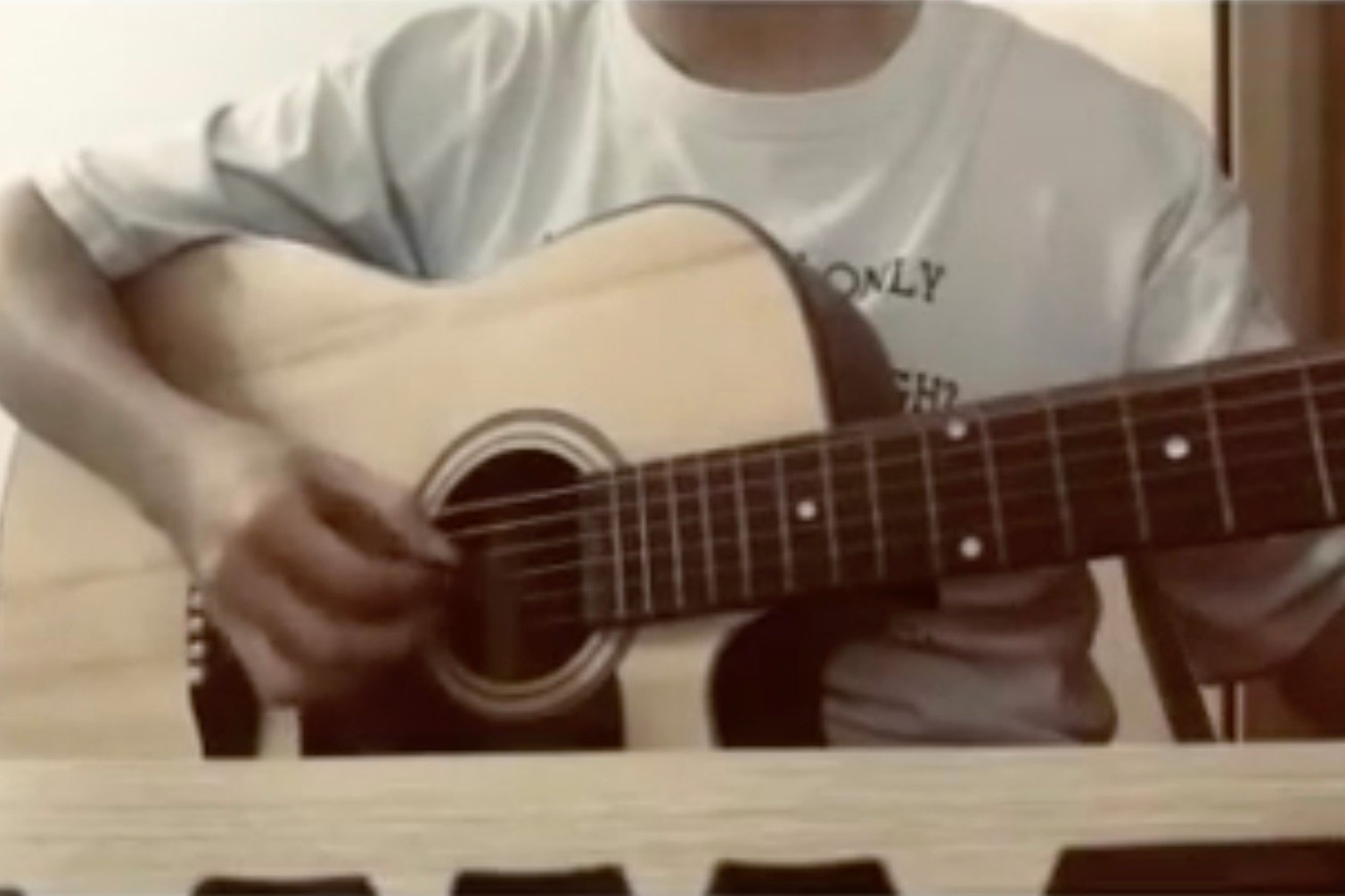 Chang trai Nam Dinh che 'Gui anh xa nho' phien ban cac mon hoc hinh anh