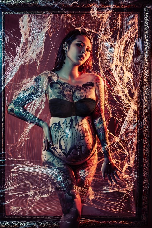 co gai xam chan dung gia dinh anh 2