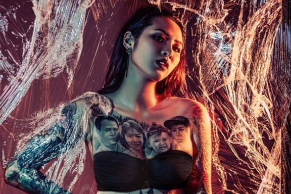 Co gai Vinh Phuc xam hinh ca gia dinh len nguc hinh anh