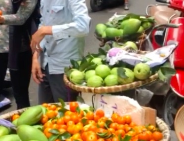 Du khach nuoc ngoai giup nguoi ban hang rong hinh anh