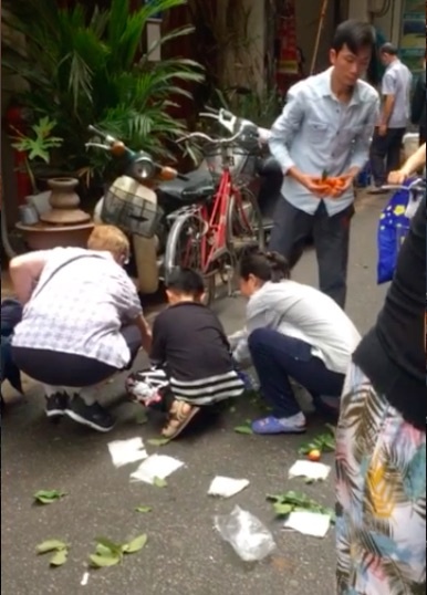 giup nguoi ban hang rong anh 1