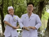 Vu dieu rua tay 'Ghen Co Vy' cua hai bac si Viet Nam hinh anh