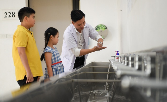 cach khong cham tay len mat anh 4