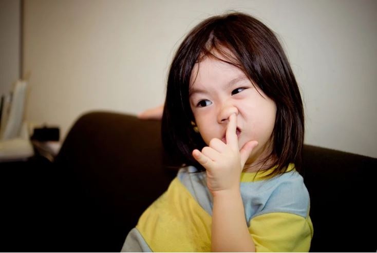 cach khong cham tay len mat anh 1