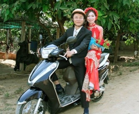 Co dau, chu re Kon Tum hoan cuoi, ruoc dau bang xe may de tranh dich hinh anh