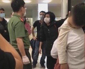 Viet kieu to tieng o san bay Noi Bai, doi tu ve nha cach ly hinh anh