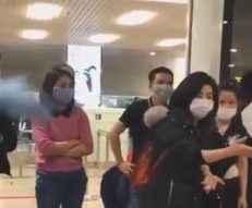 Viet kieu to tieng o san bay Noi Bai hinh anh