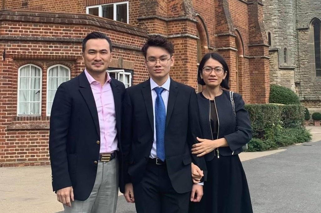 Con dien vien Chi Bao o lai Anh, duoc bo dan 'lo nhung dung so set' hinh anh