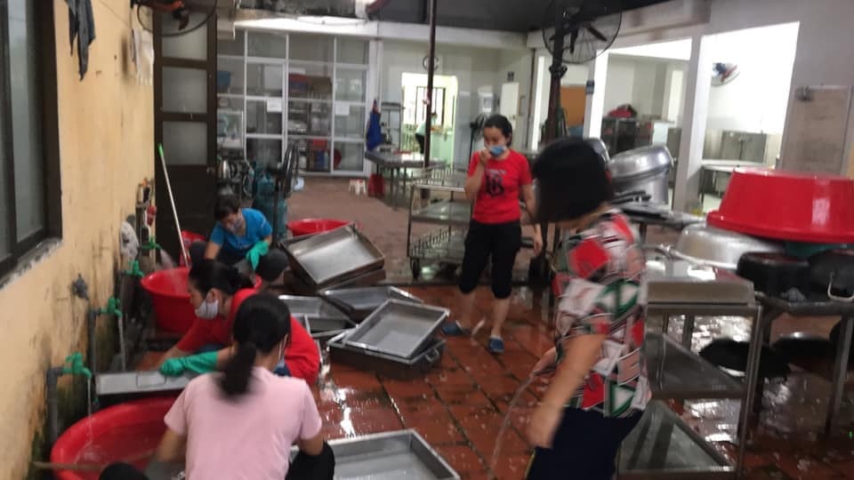 thay co don dep ky tuc xa anh 3