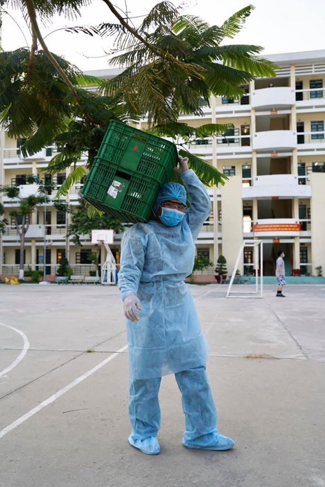 hinh anh can bo khu cach ly anh 2