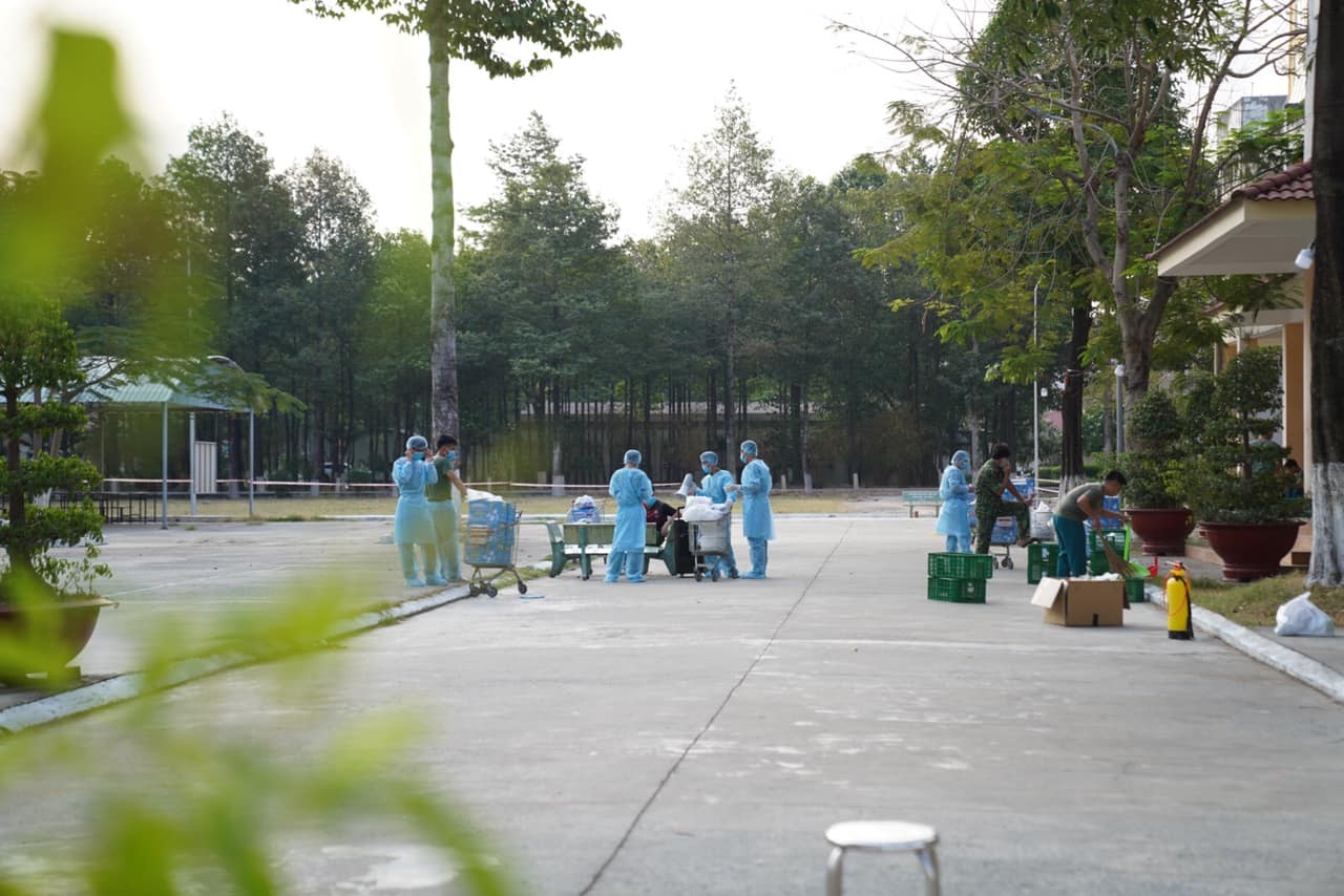 hinh anh can bo khu cach ly anh 4