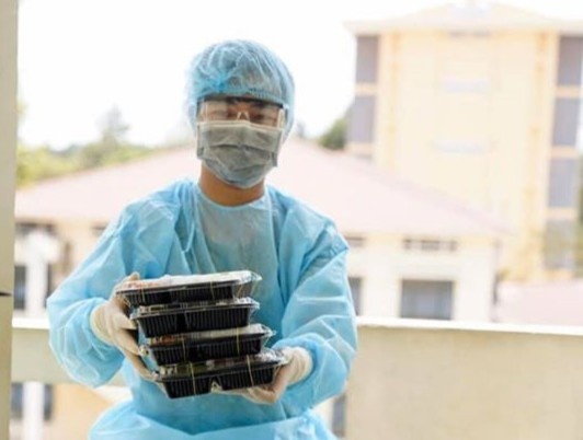 Nhan vien y te, chien si vat va, uot dam mo hoi vi phuc vu khu cach ly hinh anh