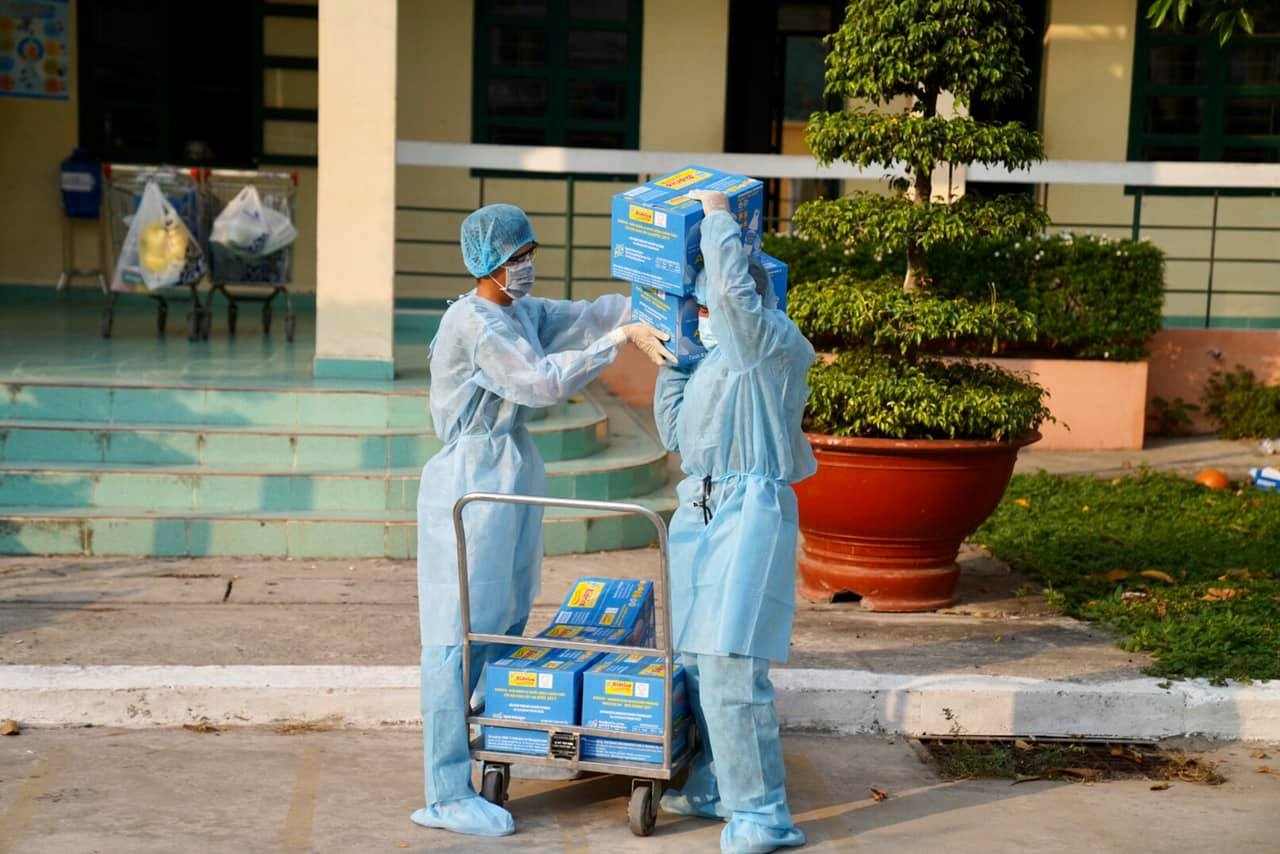 hinh anh can bo khu cach ly anh 3