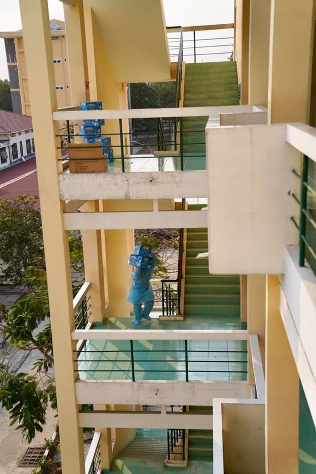 hinh anh can bo khu cach ly anh 8