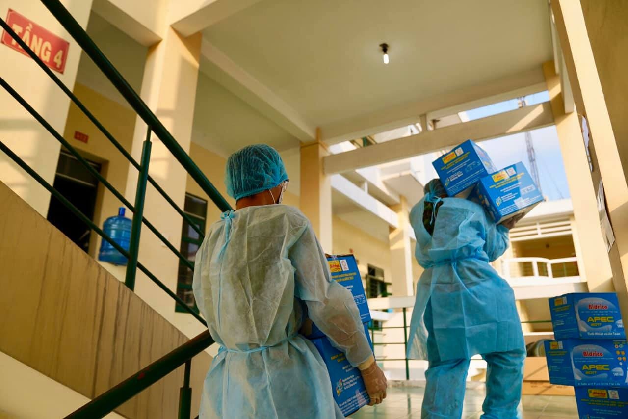 hinh anh can bo khu cach ly anh 7