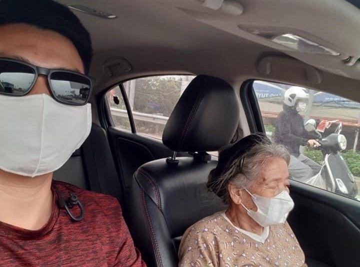 Chien si cong an dua cu ba ve tan nha giua troi trua nang hinh anh