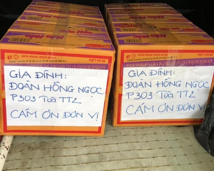 'Mac ke' con gai cach ly 14 ngay, cha me chi tang qua cho cac chien si hinh anh