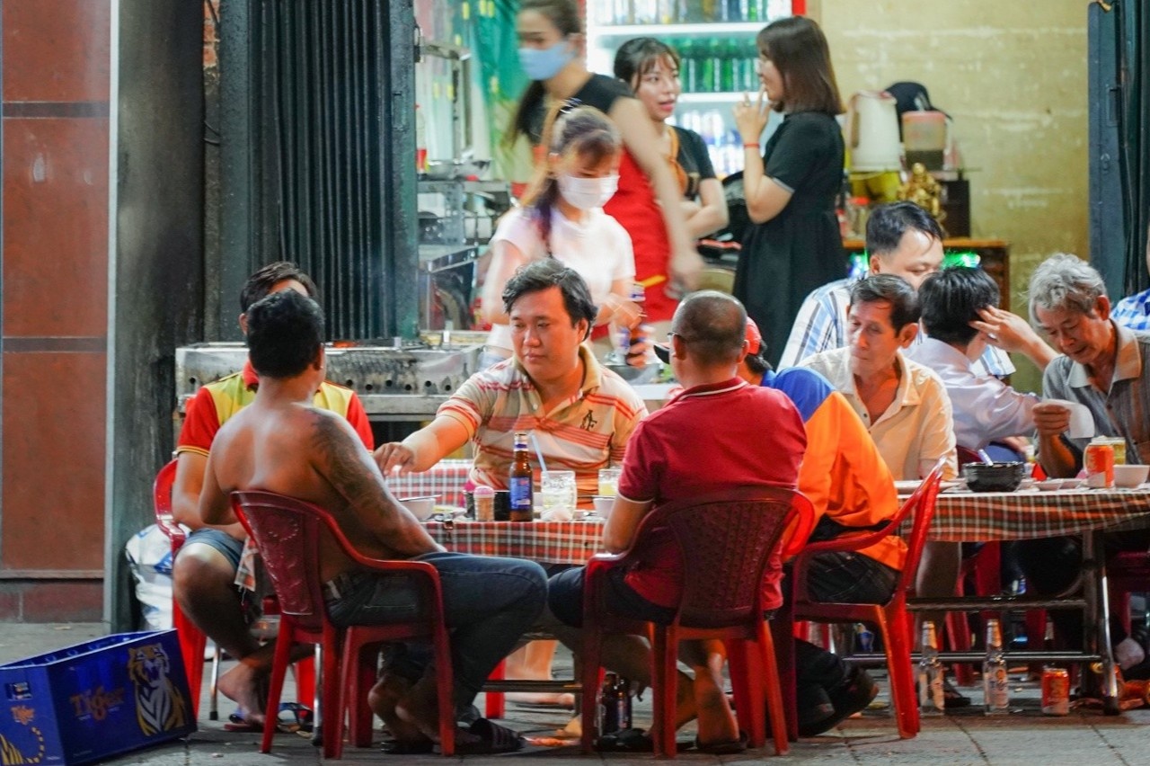 'De tranh lay lan dich benh, nhin an nhau may ngay co duoc khong?' hinh anh