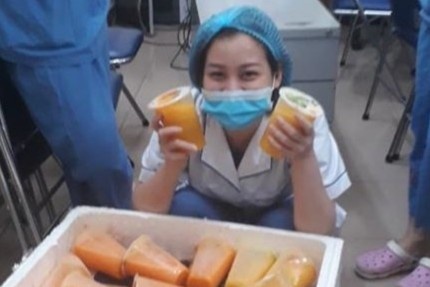 Tu tay lam 200 ly nuoc ep moi ngay gui tang bac si Benh vien Bach Mai hinh anh