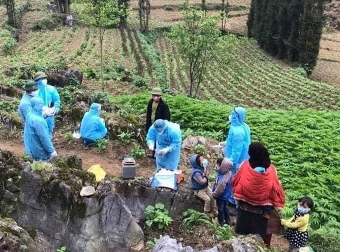 Bac si Ha Giang den tan nuong ray kham benh, chong dich cho nguoi dan hinh anh