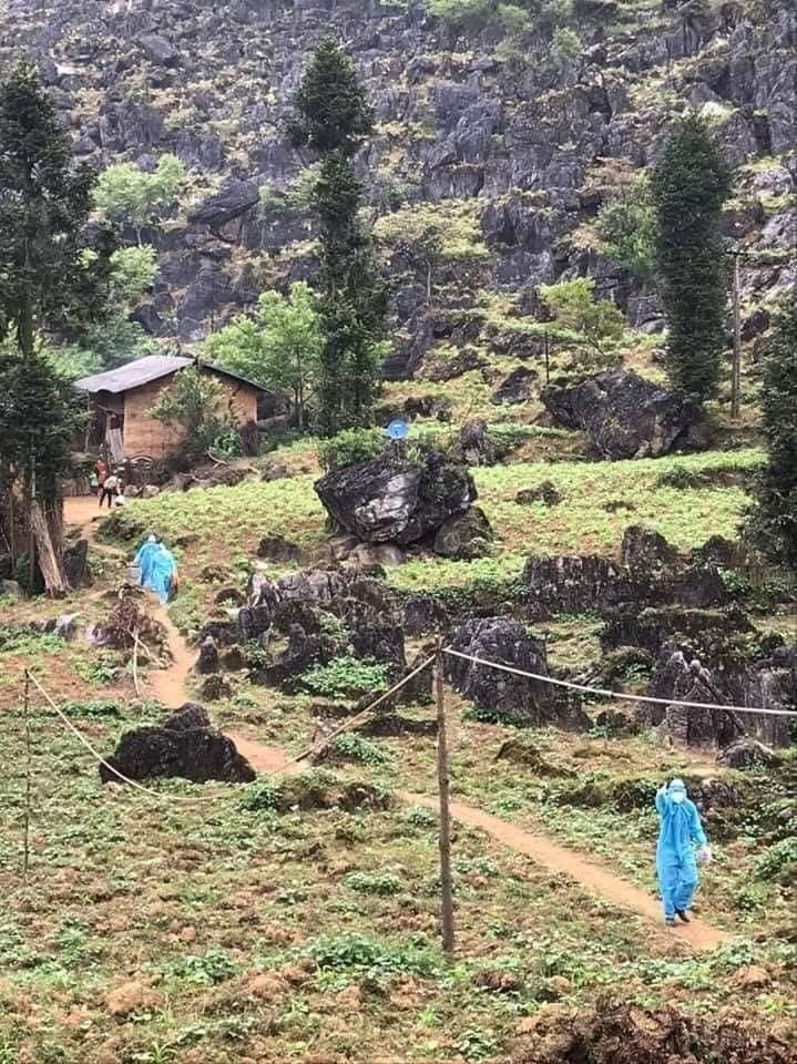 bác sĩ lên nương rẫy khám bênh ảnh 4 bac si len nuong ray kham benh anh 4