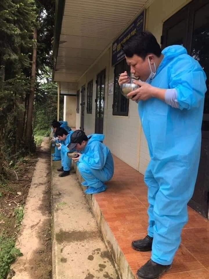 bác sĩ lên nương rẫy khám bênh ảnh 2 bac si len nuong ray kham benh anh 2