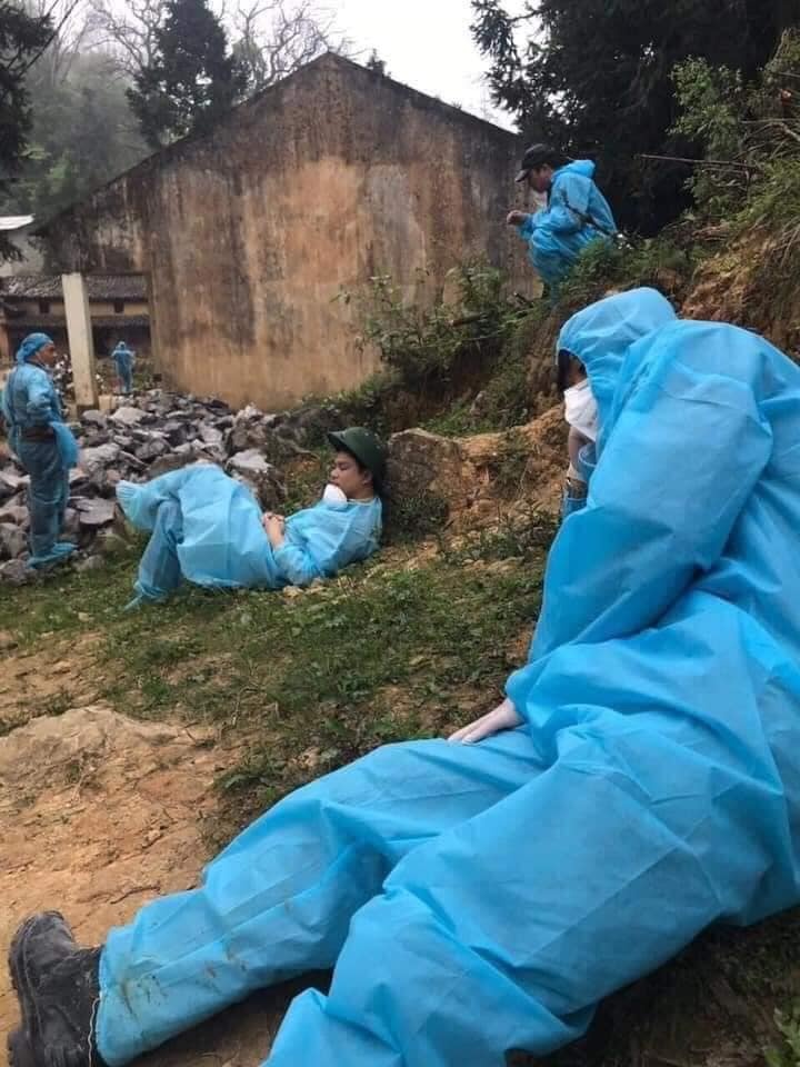 bác sĩ lên nương rẫy khám bênh ảnh 3 bac si len nuong ray kham benh anh 3