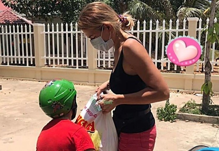 Me con nguoi Nga o Phan Thiet mang gao den ATM quyen gop hinh anh